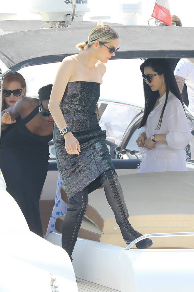 Theo quy định ăn mặc ở LHP Cannes, sao quốc tế bắt buộc diện giày cao gót để thể hiện vẻ đẹp nữ tính và sang trọng trước truyền thông quốc tế. Vào năm 2015, ban tổ chức từng gây tranh cãi khi mời một nhóm khách ra về, không cho vào khán phòng chỉ vì họ đi giày bệt. Tại hoạt động bên lề của LHP Cannes 2018, Marion Cottilard là một trong những sao nữ không đi giày cao gót. Cô chọn một đôi boots bệt của Nicholas Kirkwood khi đứng cạnh các diễn viên khác.