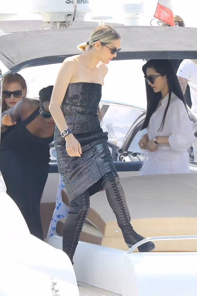 Theo quy định ăn mặc ở LHP Cannes, sao quốc tế bắt buộc diện giày cao gót để thể hiện vẻ đẹp nữ tính và sang trọng trước truyền thông quốc tế. Vào năm 2015, ban tổ chức từng gây tranh cãi khi mời một nhóm khách ra về, không cho vào khán phòng chỉ vì họ đi giày bệt. Tại hoạt động bên lề của LHP Cannes 2018, Marion Cottilard là một trong những sao nữ không đi giày cao gót. Cô chọn một đôi boots bệt của Nicholas Kirkwood khi đứng cạnh các diễn viên khác.