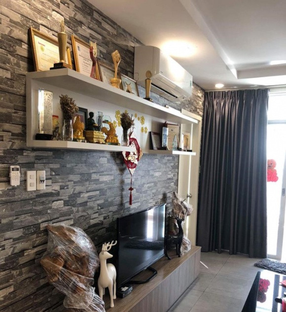 Cách đây không lâu, Cát Phượng khoe rằng cô vừa được người yêu tặng nhà: “Thật ra căn nhà chung cư 3 tỉ mới mua đây là của Kiều Minh Tuấn mua tặng tôi và tôi cảm nhận được tình cảm ấy rất chân thật. Bây giờ ai thương mình, ai ghét mình tôi cảm nhận được chứ. Đây là tình cảm thật sự của tôi. Có lẽ là ông trời bù đắp lại cho tôi sau những chuyện buồn”.