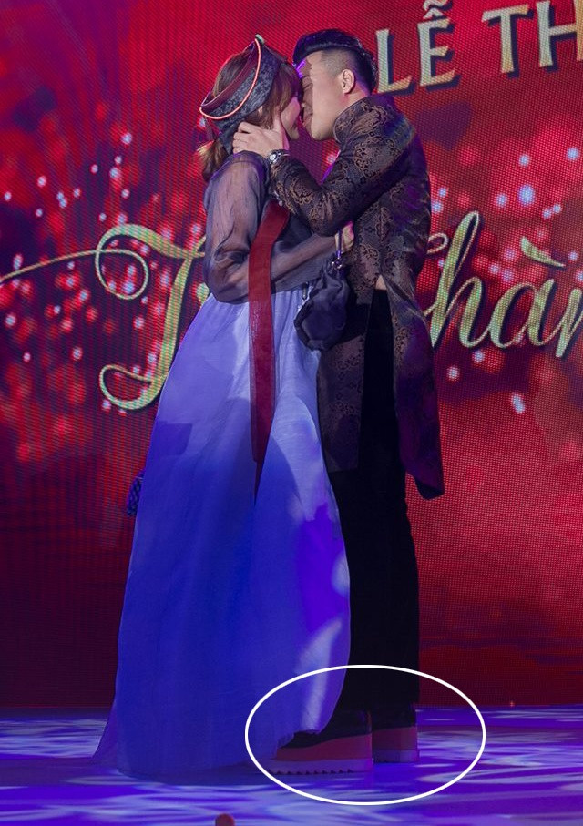 Điển hình trong đám cưới chính mình, thay vì diện giầy da lịch lãm, nam diễn viên chi khoảng 20 triệu đồng cho đôi giầy độn đế gần chục cm từ thương hiệu Stella McCartney.