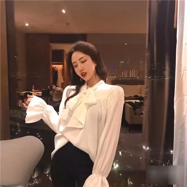 Áo sơ mi tay phồng Nếu đã chán diện sơ mi cổ điển bạn hãy F5 phong cách thời trang với áo sơ mi tay phồng. Kiểu áo này vừa giúp che khuyết điểm bờ vai to hoặc vai xuôi, thô cứng vừa tôn lên nét quyến rũ và dịu dàng, xinh xắn cho bạn gái. Bạn có thể mix áo sơ mi với quần jeans, chân váy bút chì đơn giản, lịch sự.