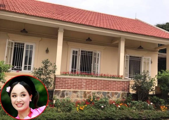 Ngày cuối tuần, vợ chồng Thu Huyền - Tấn Minh cùng các con về khu nhà vườn ở Sóc Sơn để nghỉ dưỡng. Căn hộ của "Thị Mầu" Thu Huyền được xây trên một khu đất khá rộng. Tại đây, vợ chồng cô trồng rất nhiều hoa và cây cối. Không gian sống gần gũi với thiên nhiên mà Thu Huyền đang sở hữu là mơ ước của nhiều người. Ngoài việc chia sẻ hình ảnh về khu nhà vườn này, nữ diễn viên cũng vui vẻ mời bạn bè thân thiết đến chơi.