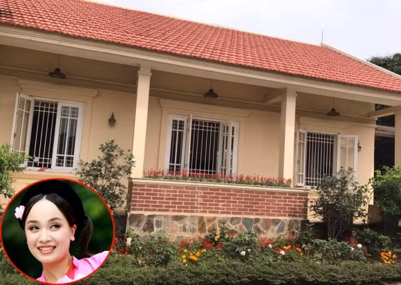 Ngày cuối tuần, vợ chồng Thu Huyền - Tấn Minh cùng các con về khu nhà vườn ở Sóc Sơn để nghỉ dưỡng. Căn hộ của "Thị Mầu" Thu Huyền được xây trên một khu đất khá rộng. Tại đây, vợ chồng cô trồng rất nhiều hoa và cây cối. Không gian sống gần gũi với thiên nhiên mà Thu Huyền đang sở hữu là mơ ước của nhiều người. Ngoài việc chia sẻ hình ảnh về khu nhà vườn này, nữ diễn viên cũng vui vẻ mời bạn bè thân thiết đến chơi.