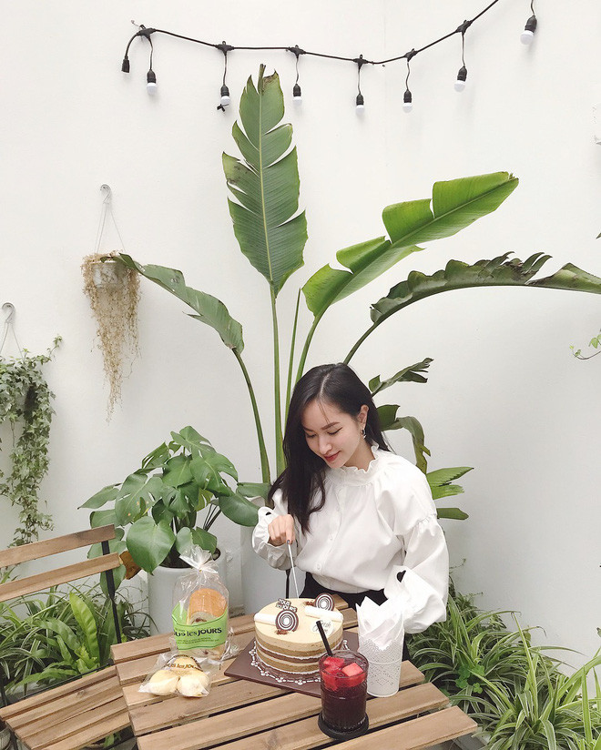 Không xuất hiện dày đặc như những set đồ hot trend thời thượng khác nhưng áo điệu + quần jeans vẫn luôn điểm danh đều trong các bức hình street style của con gái châu Á, đặc biệt là vào những ngày hè không quá oi, trời dịu mát như thế này.