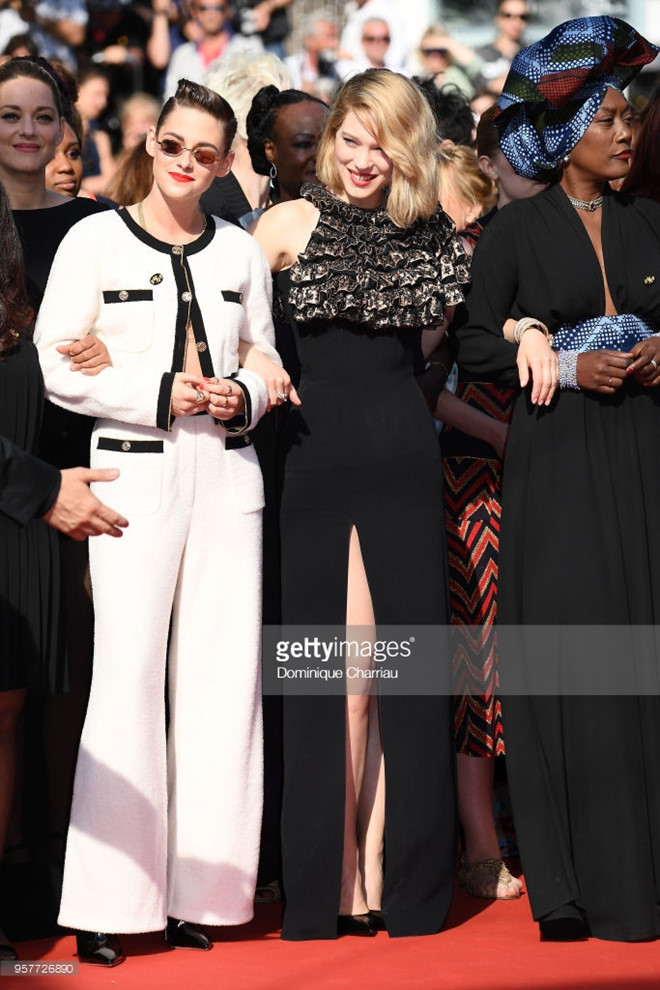 Sao nữ phải mặc đầm dạ hội: Theo Elle, giống các lễ trao giải khác, đầm dài luôn là trang phục quy định đối với các sao nữ tại LHP Cannes. Đây là dịp để các ngôi sao thể hiện vẻ gợi cảm, sang trọng nhằm tăng tính thẩm mỹ trên thảm đỏ. Kristen Stewart tiếp tục phá vỡ nguyên tắc của LHP Cannes bằng việc diện bộ suit trắng viền đen của Chanel.