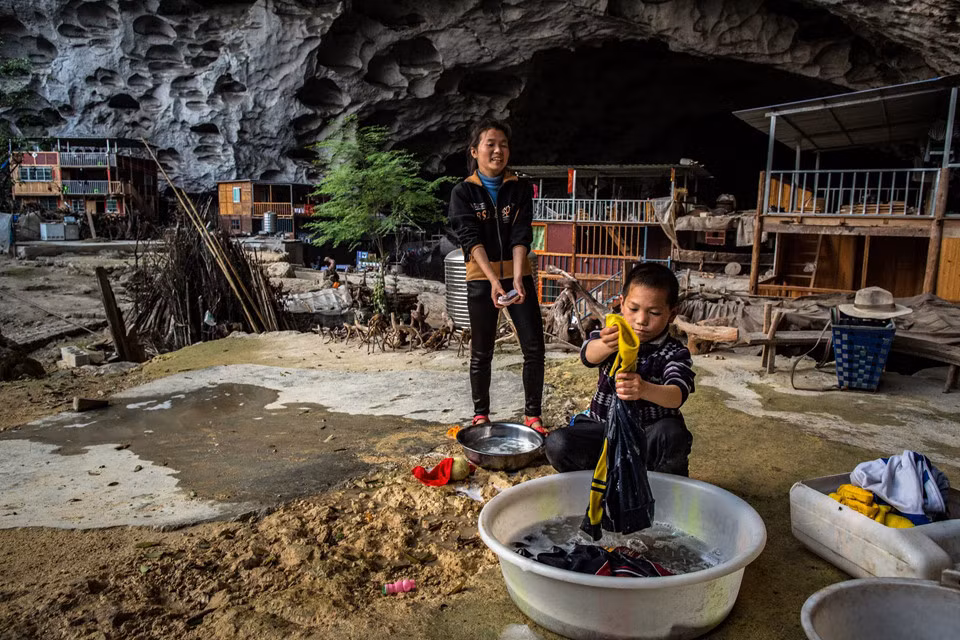 Tuy vậy trong hai 20 năm qua, ngôi làng đã dần thu hẹp khoảng cách với bên ngoài nhờ những du khách ưa khám phá. Họ đến đây với sự tò mò về nơi mà truyền thông địa phương mô tả là hang động cuối cùng ở Trung Quốc có người cư trú thường xuyên.