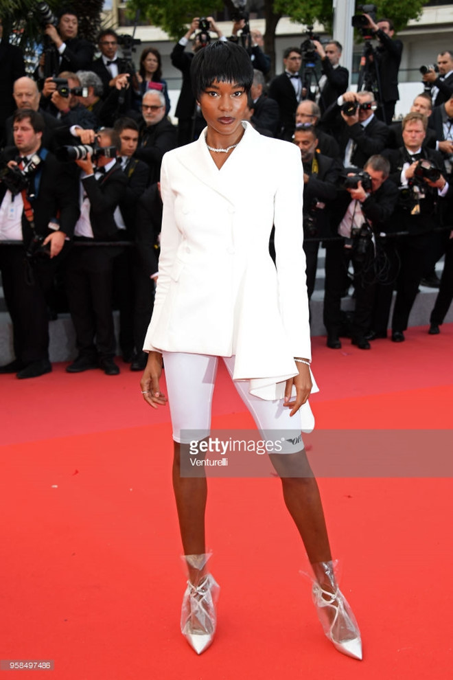 Damaris Lewis là sao nữ duy nhất dám mặc quần short lên thảm đỏ. Bộ cánh bị nhiều người đánh giá đi ngược lại quy định thời trang của LHP Cannes, chỉ phù hợp với những bức ảnh đường phố.