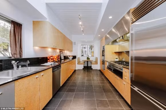 Nhà bếp tiện nghi với các thiết bị bằng thép không gỉ.