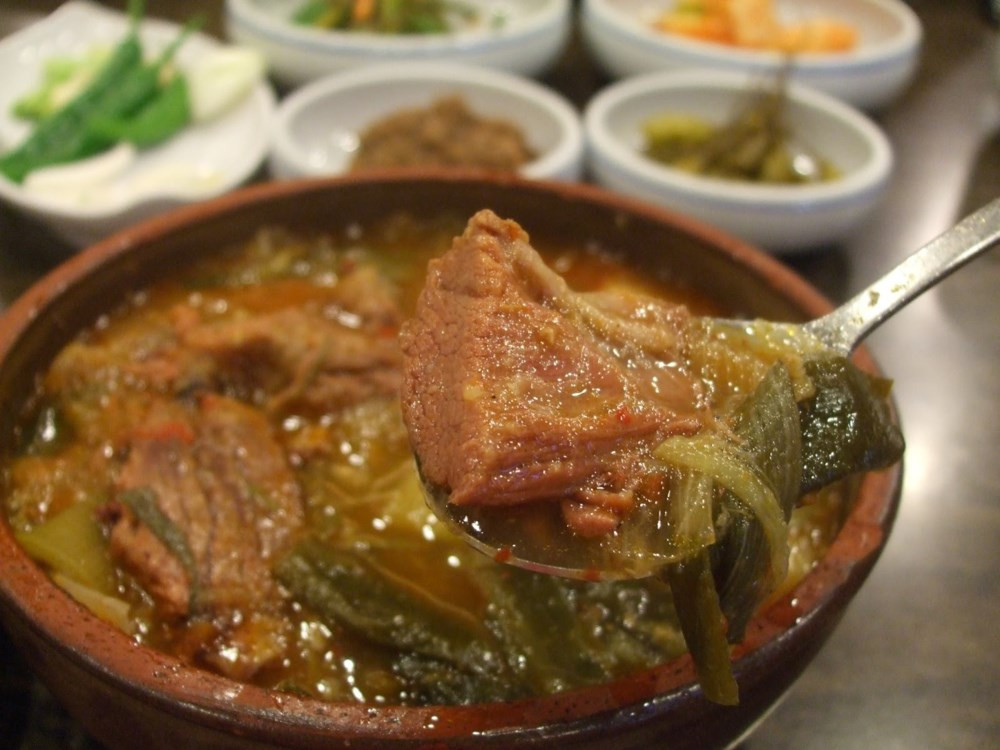 Thịt chó hầm Bosintang là món hầm được làm từ thịt chó được ăn vào ba ngày nóng nhất trong năm (sam-bok) để giữ sức mạnh. Các kết cấu và hương vị khá đặc biệt. Bạn có thể tìm thấy bosintang tại các nhà hàng chuyên về các món thịt chó. Thông thường, món ăn này được người dân nơi đây rất quý, khi mổ họ hay cất giữ tủ lạnh và lấy ra dùng dần bằng cách cho vào nồi cùng với các loại rau, nấm nấu dưới dạng lẩu và được trình bày rất đẹp mắt.