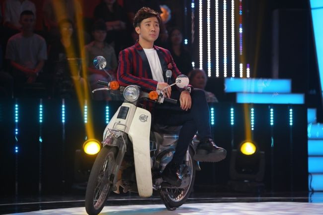 Đôi giầy độn đế 8 phân này từng được Trần Thành tái sử dụng nhiều lần.