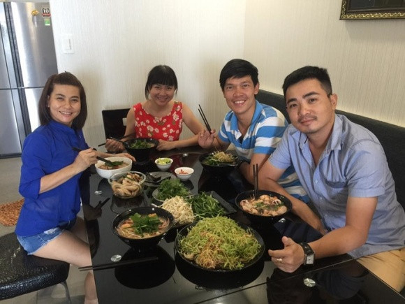 Và đây là nhà bếp với bàn ăn khá đẹp.