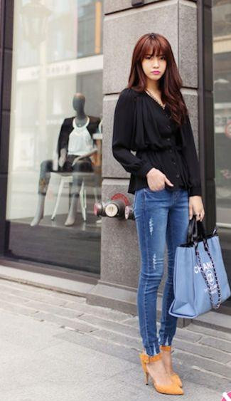 Hay sơ mi đắp ren cũng là một lựa chọn cần chú ý đến cho những cô nàng nữ tính.