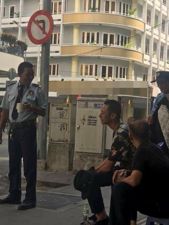 Mới đây, cư dân mạng tiếp tục truyền tay nhau hình ảnh và clip được cho là Rocker Nguyễn trên đường phố Sài Gòn. Nhiều người đã vô cùng bất ngờ khi anh chàng điển trai ngày nào bỗng xuất hiện là hình ảnh để đầu đinh, thân hình gầy gò, da ngăm đen, kém sắc.