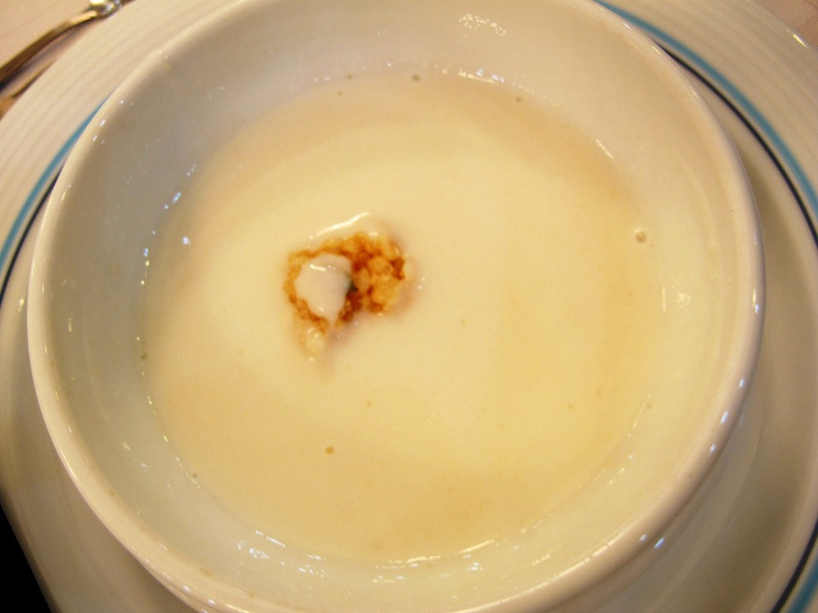 Cháo sữa Khi nhắc đến cháo và sữa dường như không ai nghĩ nó sẽ liên quan đến nhau nhưng đây lại là một đặc sản không kém phần nổi tiếng ở Hàn Quốc. Món cháo sữa tarakjuk được làm từ gạo nếp ninh nhừ, thêm sữa, muối và mật ong. Đây là món ăn xuất phát từ ẩm thực cung đình của Hàn Quốc. Du lịch Hàn Quốc nếu không ngại, bạn có thể thưởng thức món ăn này một lần.