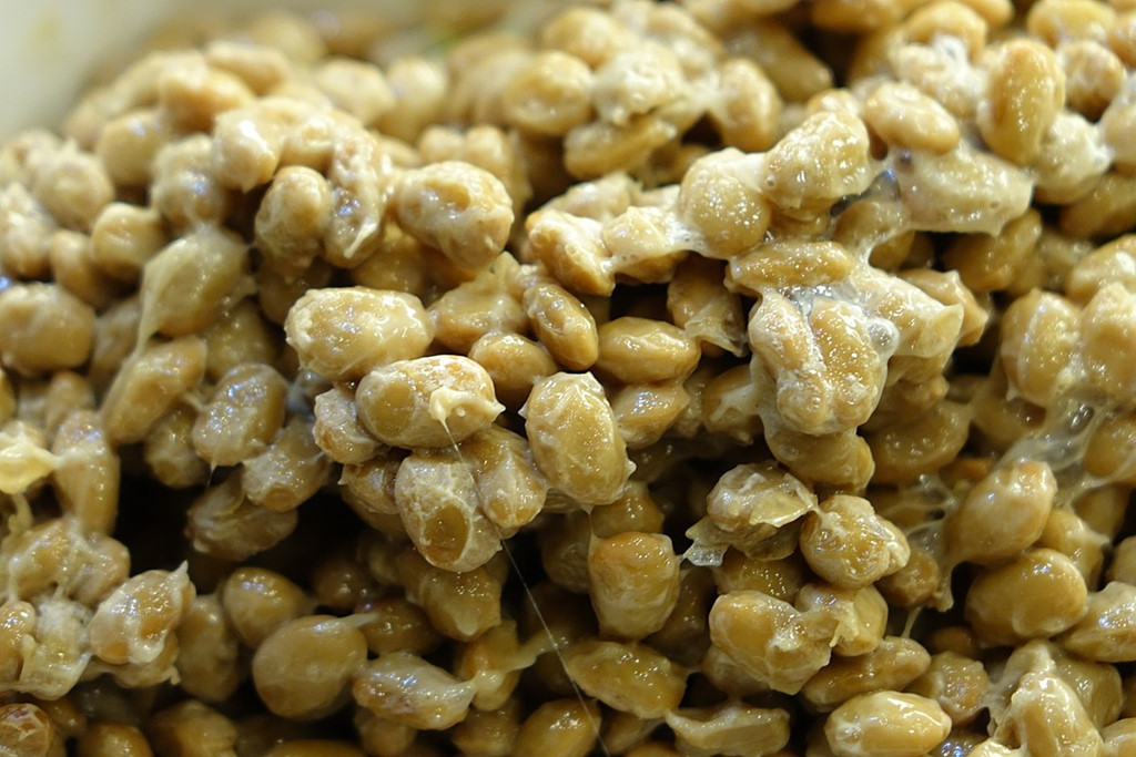 Súp đậu nành lên men: Món ăn này được làm từ đậu nành lên men nên nó có mùi vô cùng khó chịu. Nhiều người miêu tả mùi vị của nó rất giống với mùi của cá chết lâu ngày. Ngay cả người Hàn Quốc cũng không phải ai cũng có thể thưởng thức món ăn này.