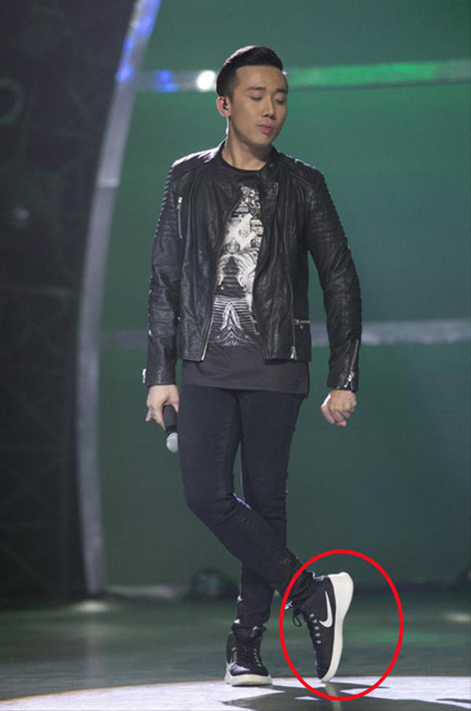 Bộ sưu tập giầy của nam danh hài không thiếu các kiểu giầy độn đế với đủ mẫu mã, kiểu dáng.