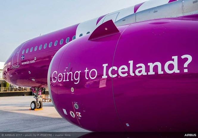 15. Wow Air Chiếc máy bay của hãng Wow Air nổi bật trên nền trời với tông màu hồng tím trẻ trung và sôi nổi cùng với lời mời gọi tới vùng đất Iceland xinh đẹp.