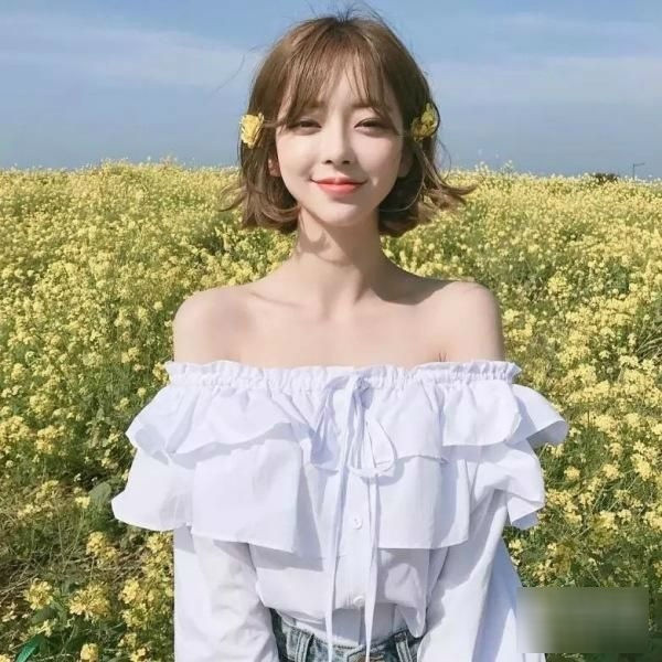 Áo sơ mi trễ vai Đây là một trong những kiểu áo được yêu thích trong hè năm nay. Áo sơ mi trễ vai cho nàng thêm phần quyến rũ nhưng không quá hở hang. Nàng có thể tự tin khoe lưng trần mướt mắt mùa hè.