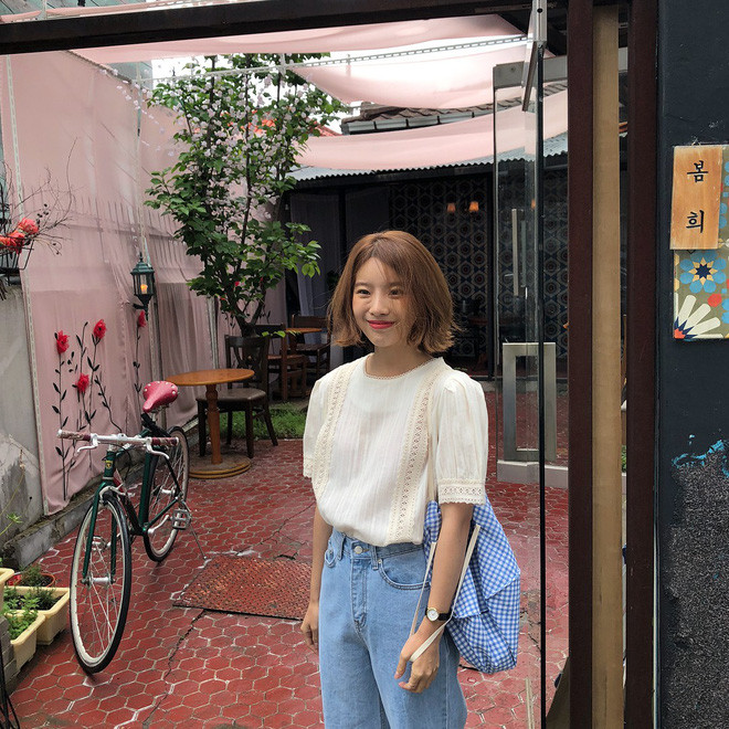 Với công thức này, bạn có thể tha hồ biến hóa các kiểu áo điệu và quần jeans khác nhau: áo tay chuông, áo tay bồng cho đến áo trễ vai, áo blouse mang phong cách boho, v.v... (miễn là điệu) kết hợp với nhiều kiểu quần jeans như mom jeans, culotte jeans, jeans ống loe (miễn quần jeans có cạp đủ cao để sơ vin).