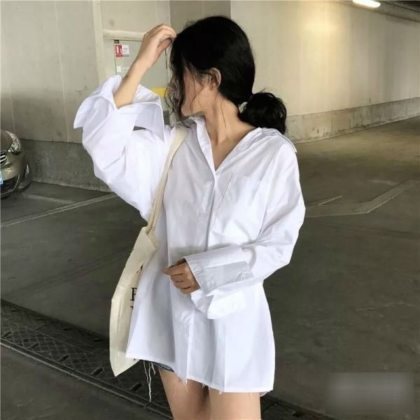 Áo sơ mi boyfriend Áo sơ mi boyfriend là món đồ được nhiều chị em rinh về tủ đồ ngày hè. Bạn hãy kết hợp nó với quần jeans, váy xòe hay chân váy bút chì.