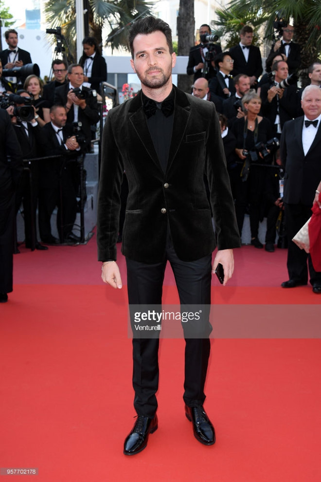 Andrea Iervolino cũng diện trang phục sai quy định với chiếc áo sơ mi đen bên trong đi kèm blazer nhung cùng quần ống quần dài kém tính tế, luộm thuộm.