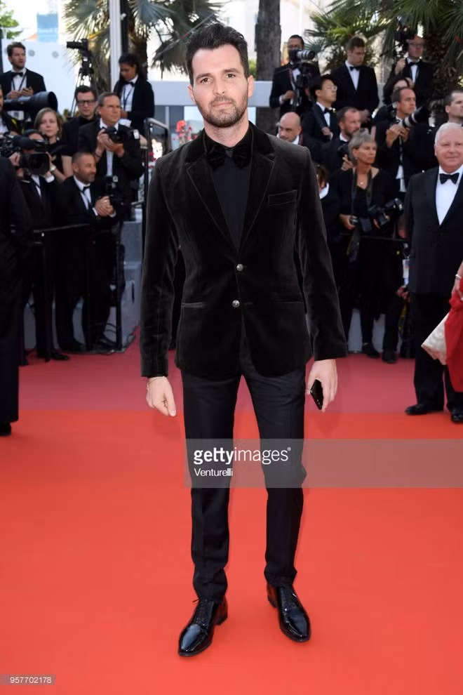 Andrea Iervolino cũng diện trang phục sai quy định với chiếc áo sơ mi đen bên trong đi kèm blazer nhung cùng quần ống quần dài kém tính tế, luộm thuộm.