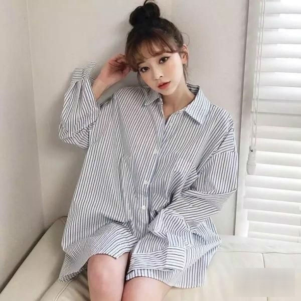 Áo sơ mi màu cổ điển Chiếc áo sơ mi đơn giản, màu cổ điển là item không thể thiếu trong tủ đồ của chị em trong mùa hè. Áo sơ mi cổ chữ V để lộ xương đòn gợi cảm. Kết hợp với quần tây giản dị hoặc quần dài là bạn đã có phong cách sành điệu rồi.