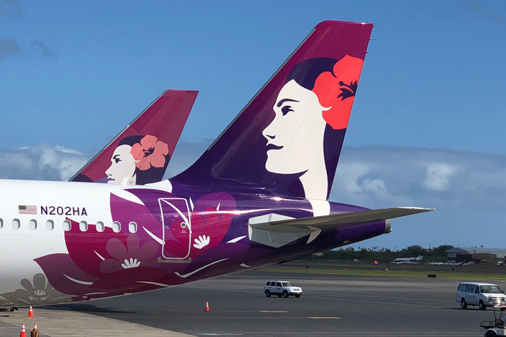 9. Hawaiian Airlines Biểu tượng Pualani (Hoa trên trời) của Hawaiian Airlines là một logo độc đáo thể hiện lòng mến khách. Sau nhiều lần thay đổi, cách điệu, logo mới nhất của hãng vẫn mang đậm đặc trưng văn hóa của quần đảo Hawaii.