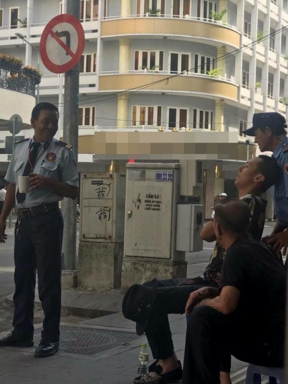 Hình ảnh được cho là Rocker Nguyễn trên đường phố Sài Gòn. Cư dân mạng vô cùng bất ngờ vì không nghĩ Rocker Nguyễn lại xuống sắc, gầy nhom, để đầu đinh như vậy.