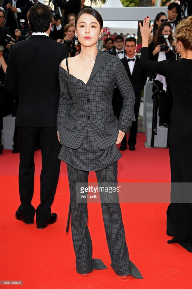 Mã Tư Thuần luộm thuộm với bộ suit kết hợp nhiều lớp rườm rà. Điểm trừ của trang phục là phom dáng không vừa vặn, khiến cơ thể của cô trông gò bó hơn. Đây cũng là trang phục sai quy định của LHP Cannes.