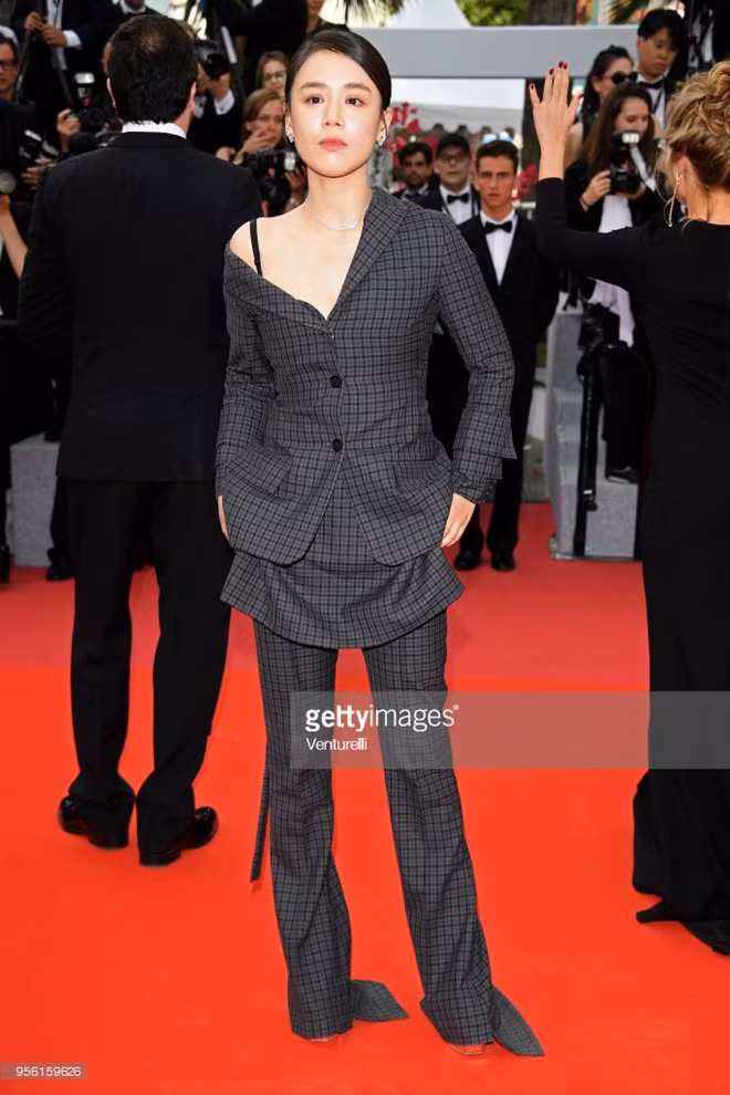 Mã Tư Thuần luộm thuộm với bộ suit kết hợp nhiều lớp rườm rà. Điểm trừ của trang phục là phom dáng không vừa vặn, khiến cơ thể của cô trông gò bó hơn. Đây cũng là trang phục sai quy định của LHP Cannes.