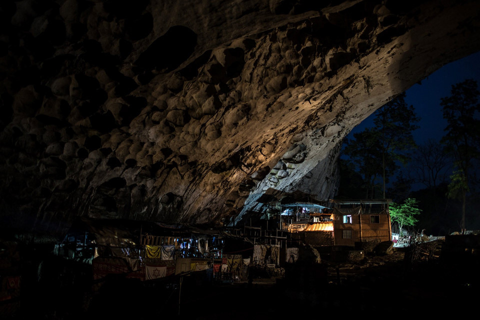 Trong những năm 1980, những người bên ngoài ghé thăm làng đa phần là quan chức địa phương đến để kiểm tra việc thực hiện chính sách một con. Thay đổi lớn nhất trong lịch sử Trung Động là việc có điện vào năm 2002. Tuy nhiên, việc này không phải do chính quyền thực hiện mà là công sức của doanh nhân Mỹ giàu có Frank Beddor. Ông đến đây lần đầu năm 2002, quay trở lại một vài lần sau đó, quyên góp hàng chục nghìn USD để đưa điện về với ngôi làng trong hang.