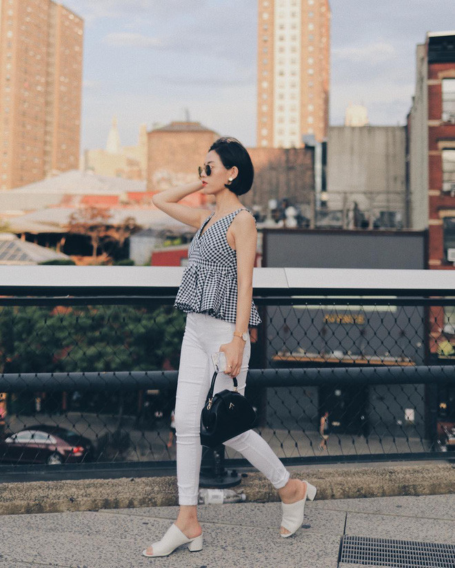 Cô nàng khá chuộng phong cách đơn giản quen thuộc, chỉ là áo sát nách kẻ gingham mix cùng quần skinny trắng và mules thế nhưng ở cô vẫn toát lên nét thời thượng, sang chảnh cùng với chất riêng mà chỉ cô mới có.