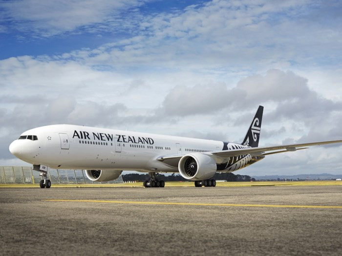 2. Air New Zealand Hãng Air New Zealand có thiết kế mạnh mẽ với hai màu đen trắng và biểu tượng “koru” – lá cây dương xỉ chưa mở - biểu tượng nghệ thuật, văn hóa Māori của đất nước New Zealand, tượng trưng cho cuộc sống, sự đổi mới và hy vọng vào tương lai.