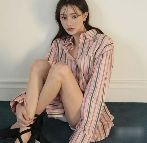 Áo sơ mi kẻ sọc Áo sơ mi kẻ sọc không chỉ mang vẻ cá tính, trẻ trung cho người mặc, nó còn phù hợp với thời trang công sở hay xuống phố. Mẫu áo này còn giúp cho các nàng trở nên thon gọn hơn. Bạn có thể mix kèm giày thể thao cùng quần jeans, quần shorts hay chân váy trẻ trung.