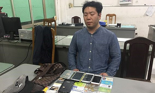 Noh Deeryong tại cơ quan điều tra. (Ảnh: báo Công an nhân dân)