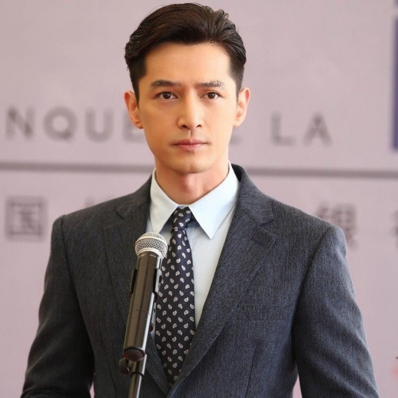 Mỗi lần làng giải trí có người kết hôn, weibo của Hồ Ca lại tràn ngập tin nhắn hỏi thăm.