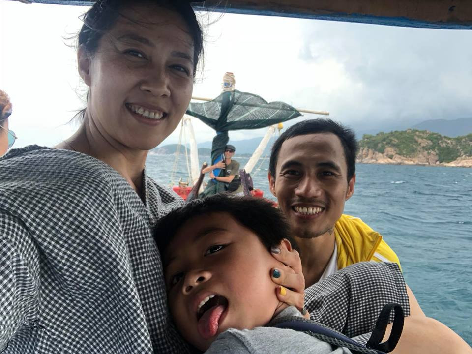 Pham Anh Khoa vui ve ben vo sau 4 thang hau scandal ga tinh