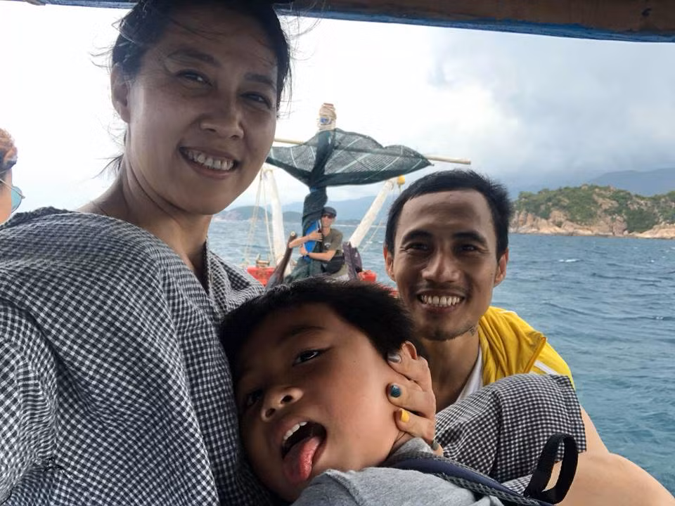 Pham Anh Khoa vui ve ben vo sau 4 thang hau scandal ga tinh