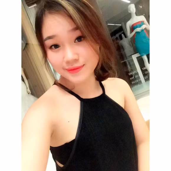 Nhan sắc xinh đẹp của em dâu Phạm Hương được nhiều người khen ngợi.