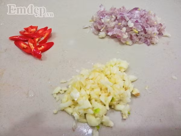 Bước 2: Hành + tỏi + ớt + gừng: băm nhỏ.