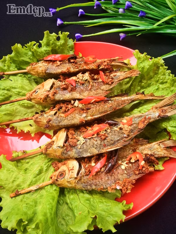 Như vậy ta đã hoàn thành xong món cá riếc xiên nướng rồi đó. Đây là món ăn thơm ngon rất hợp trong những ngày trời lạnh.