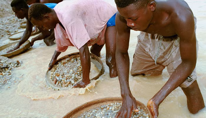 Đói nghèo, dịch bệnh và nội chiến.