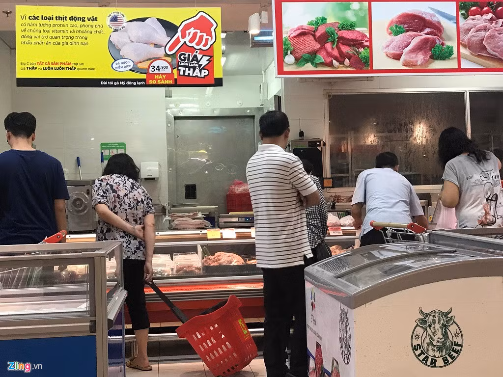 Với mức giá rẻ hơn so với gà ta trong nước, nhiều người vẫm chọn mua loại gà dai nhập khẩu này.