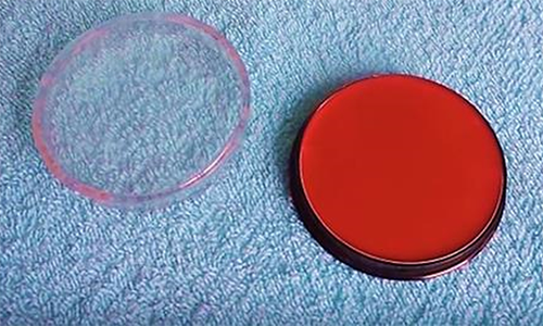 Phấn má hồng dạng kem sau khi hoàn tất.