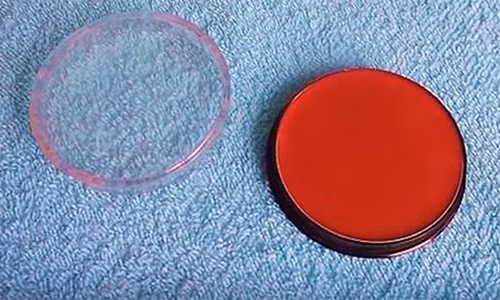 Phấn má hồng dạng kem sau khi hoàn tất.