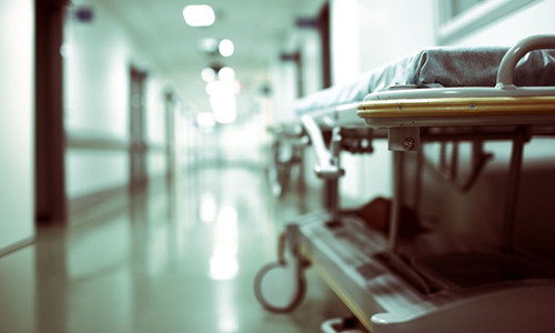 Be 6 thang tuoi bat ngo song lai trong nha xac