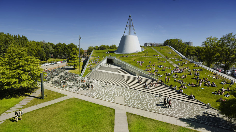 Thư viện TU Delft - Hà Lan: Thư viện của Đại học Công nghệ Delft được xây dựng vào năm 1997 và hiện lưu trữ hơn 862.000 sách, 16.000 tạp chí và có một bảo tàng riêng. Tòa nhà được thiết kế độc đáo với mái nhà là một ngọn đồi cỏ rộng 5.500 m2. Ảnh: Architizer.com.