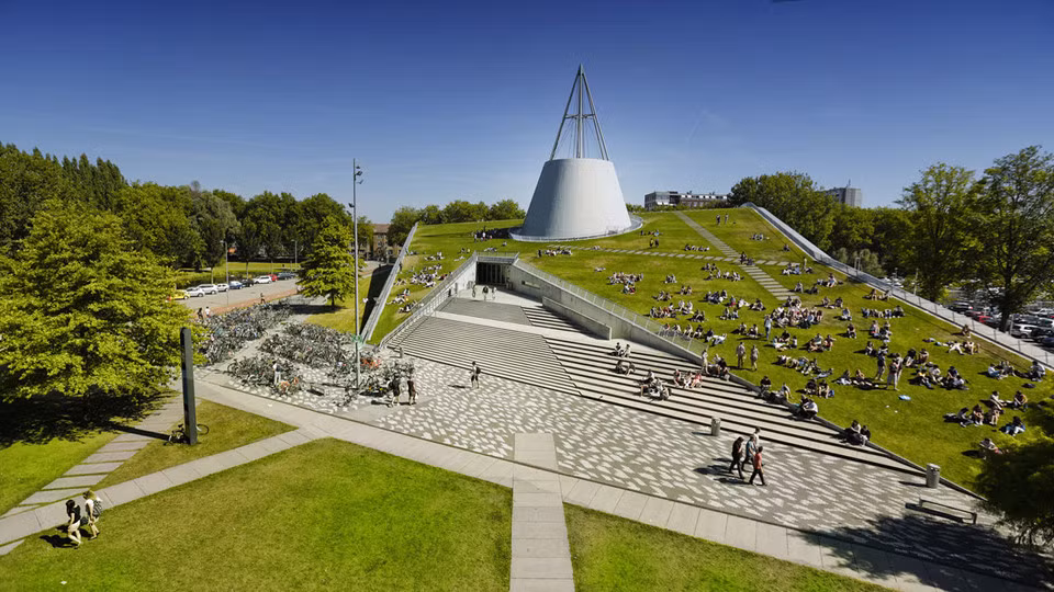 Thư viện TU Delft - Hà Lan: Thư viện của Đại học Công nghệ Delft được xây dựng vào năm 1997 và hiện lưu trữ hơn 862.000 sách, 16.000 tạp chí và có một bảo tàng riêng. Tòa nhà được thiết kế độc đáo với mái nhà là một ngọn đồi cỏ rộng 5.500 m2. Ảnh: Architizer.com.