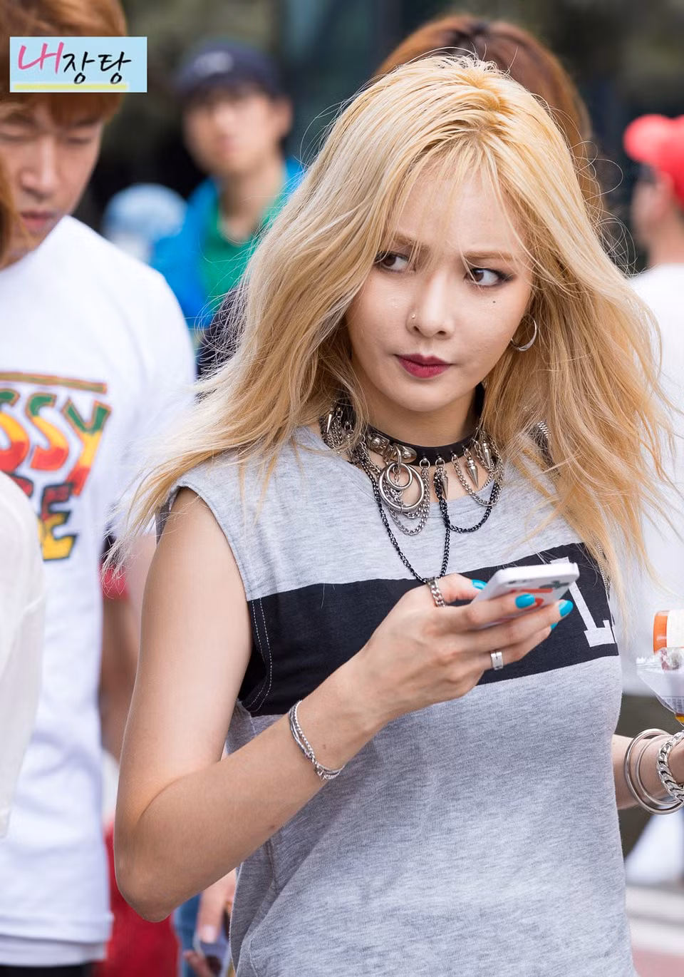 Bức ảnh của "nữ hoàng gợi cảm" Hyuna gây ấn tượng với công chúng với làn da khỏe mạnh, không sần sùi hay nổi mụn dù chưa qua chỉnh sửa. Thần thái mạnh mẽ, quyến rũ của nữ thần tượng Kpop này cũng nhận được nhiều lời khen ngợi.